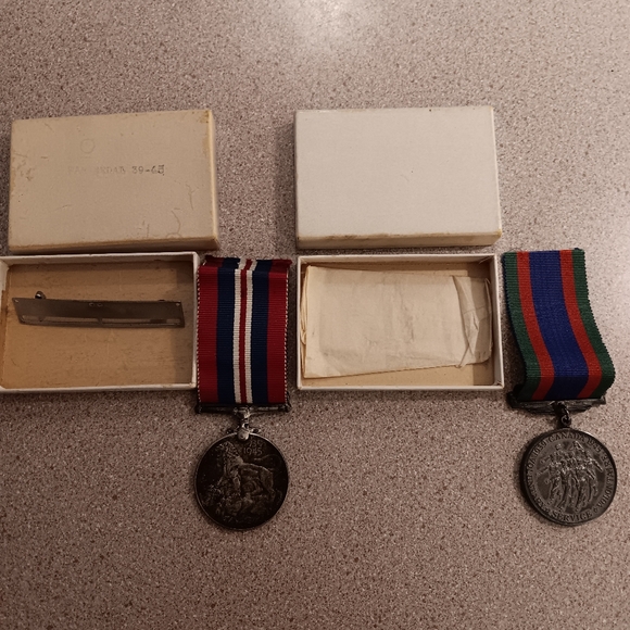 WW2 medals Other - WW2 Canadian war medal &  Voluntary service medal 1939-45 & ribbons,holder, box,